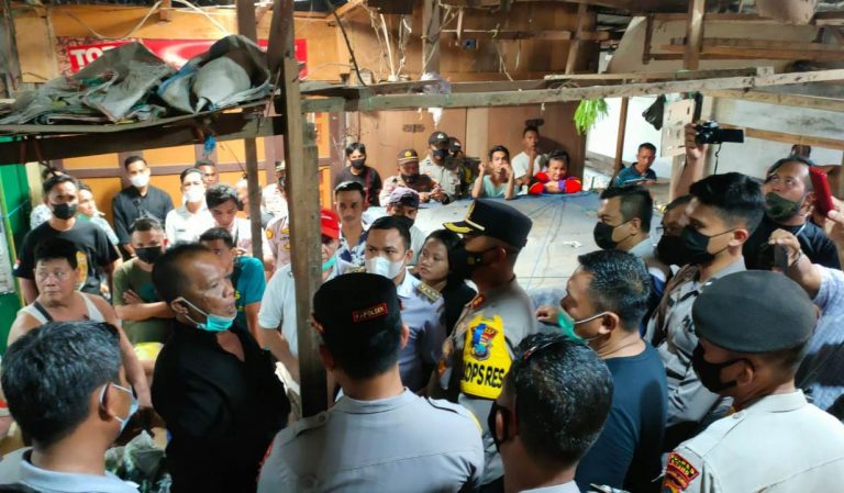 Pemkot Bitung Bersihkan Pagar di Pasar Winenet Dipasang Ahli Waris