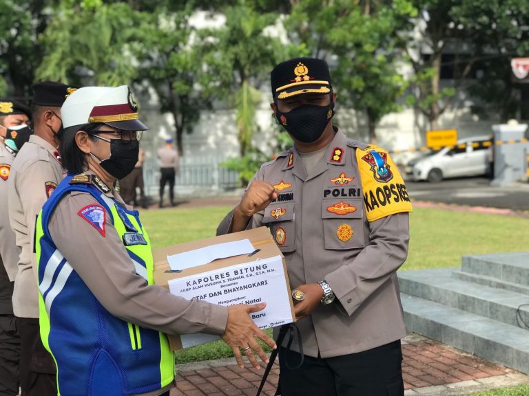 Peduli, Kapolres Bitung Berikan THR Kepada Personil Polres Bitung