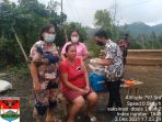 Hukum Tua Nova Jansie Munaiseche Mendampingi Masyarakat Yang Menerima Suntikan Vaksin