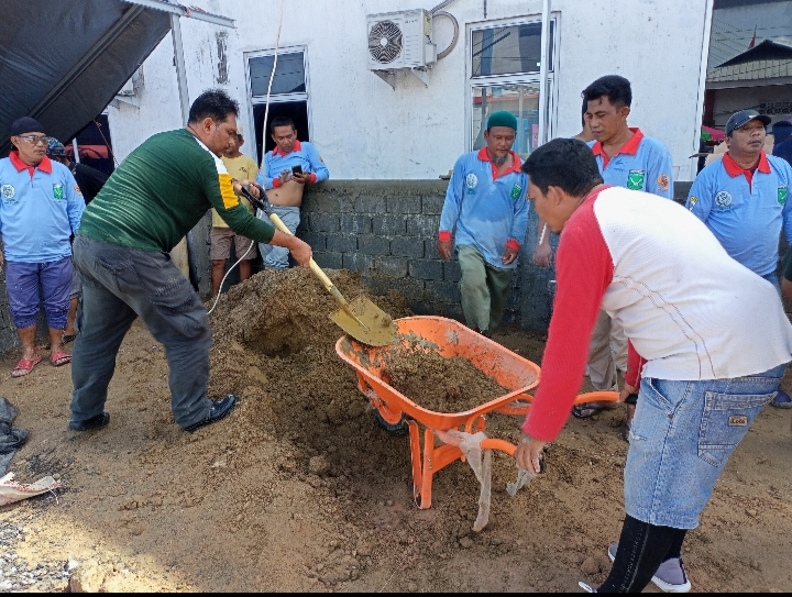 Faisal Salim Panglima Brigade Masjid BKPRMI Sulut, semangati para pasukan Brigade Masjid dengan turun langsung kerja bhakti