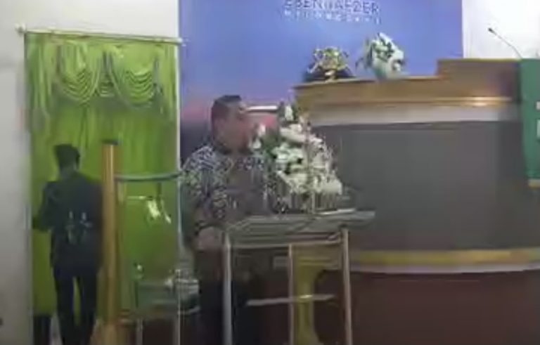 Bupati Talaud Ibadah dan Salurkan Bantuan Lansia