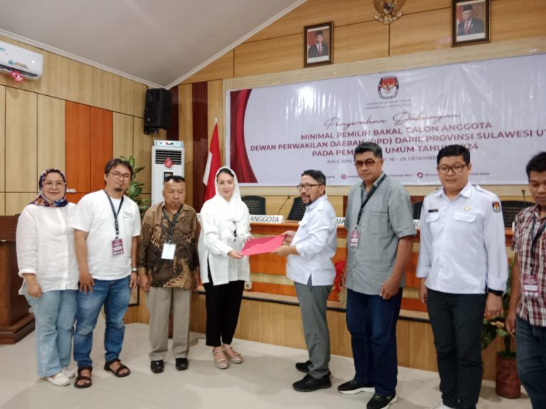 Putri Rejeki Kasad Mondo Pangemanan Resmi Menyerahkan Berkas ke KPU Sulut Sebagai Balon DPD RI