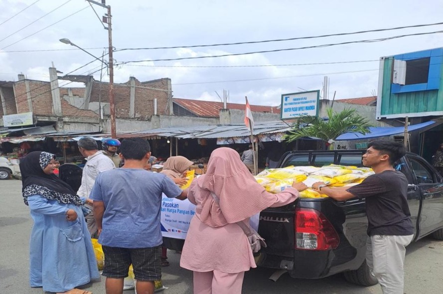 antusias masyarakat membeli beras bulog