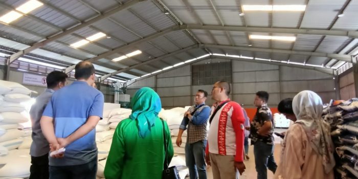 - Satgas Pangan Polda Sulteng, bersama Dinas Perindustrian dan Perdagangan (Perindag) Provinsi Sulawesi Tengah, Jumat (10/2/2023) melakukan pengecekan ketersediaan stok pangan, diantaranya, persediaan beras yang ada di gudang beras Bulog Tondo, Kota Palu.