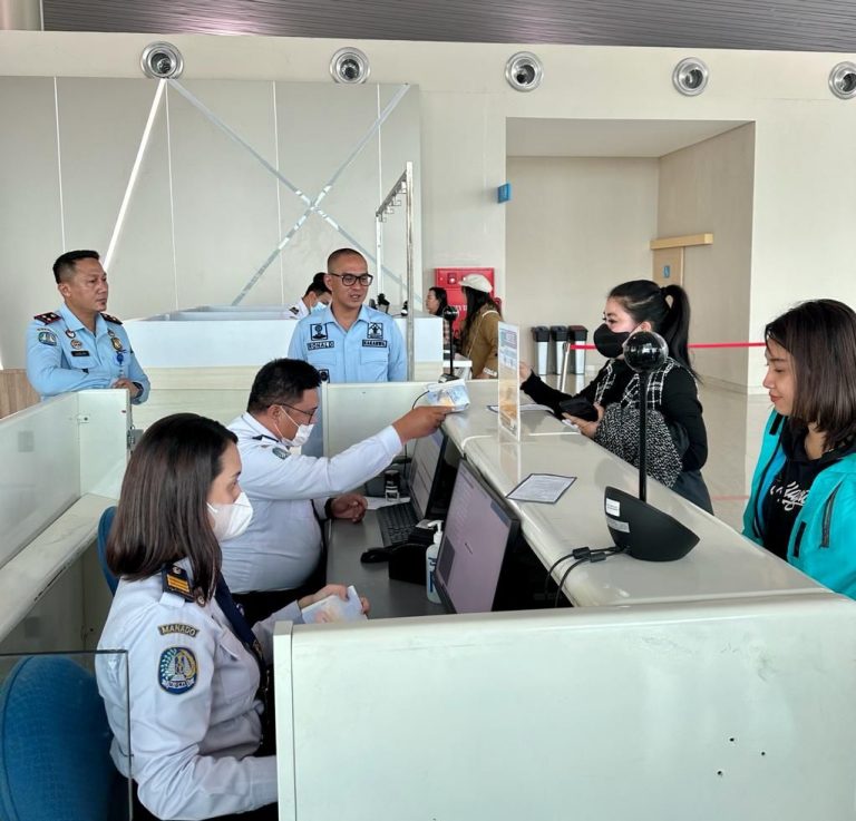 Ronald Lumbuun Pantau Langsung Kedatangan GA 885 Narita – Manado