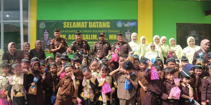 Kejati Sulteng, Agus Salim, SH MH dalam kunjungannya ke Taman kanak - kanak (TK) Adhyaksa XL Kabupaten Banggai. Senin, (13/3/ 2023)