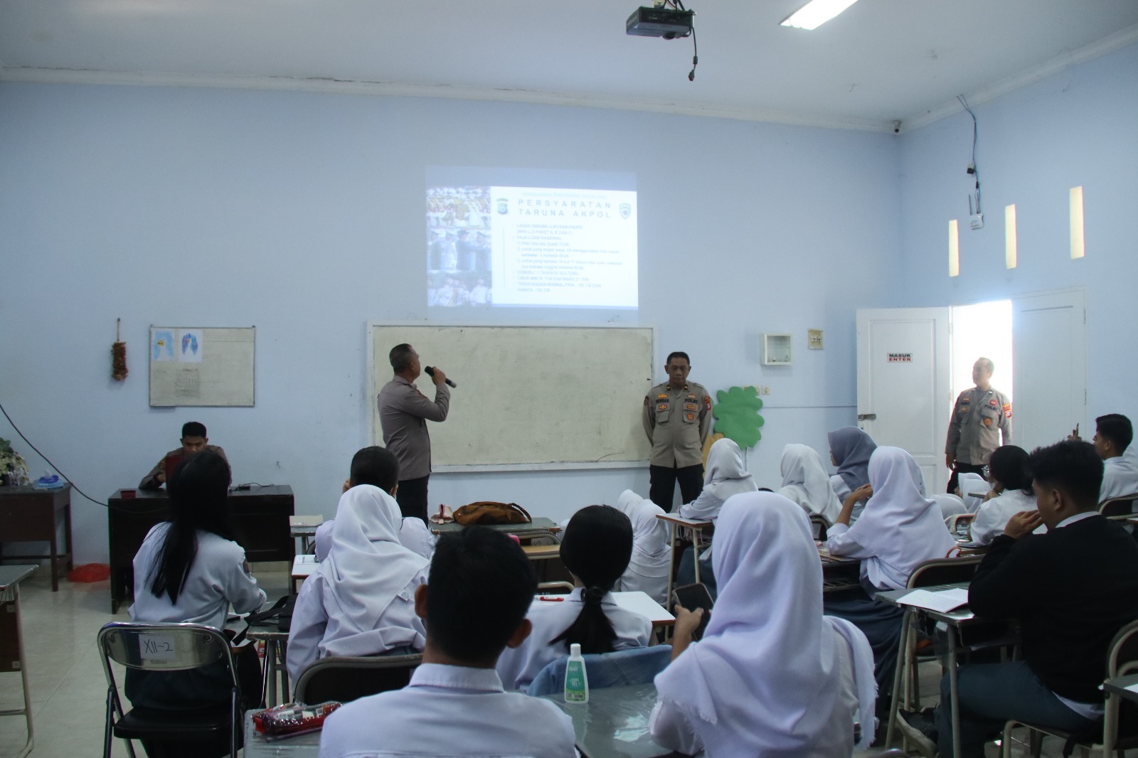 sosialisasi penerimaan calon anggota Polri Tahun 2023 di SMA Model Terpadu Madani Palu. Selasa, (7/3/2023)