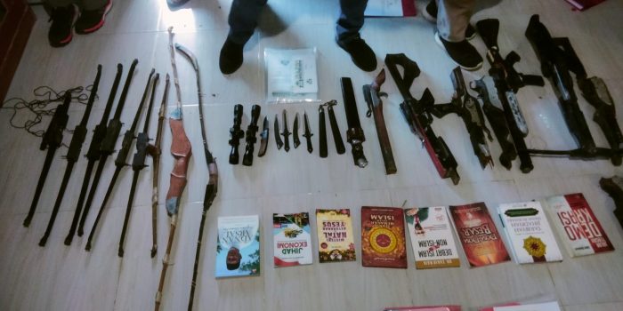 Detasemen Khusus (Densus) 88 Anti Teror Kepolisian Republik Indonesia dibantu Polda Sulawesi Tengah amankan sejumlah barang bukti, lima terduga teroris JI. Kamis (16/3/2023), di Kota Palu dan Kabupaten Sigi.