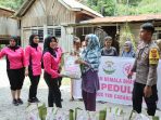 Ketua Pengurus Yayasan Kemala Bhayangkari Cabang Kota bagikan sembako kepada warga Uwentumbu Ketua Pengurus Yayasan Kemala Bhayangkari Cabang Kota bagikan sembako kepada warga Uwentumbu