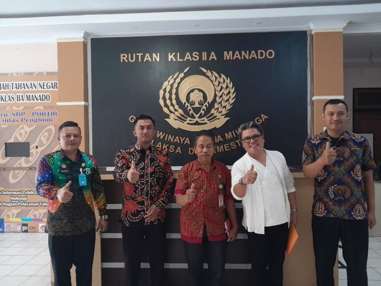 Petugas Dapur Rutan Manado Terima  Sertifikat Penjamah Makanan