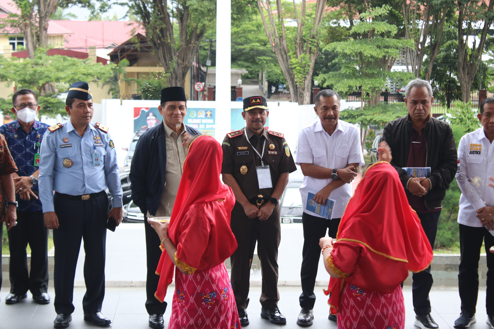 Kejati Sulawesi Tengah, Agus Salim, SH MH menerima Kunjungan Kerja Komisi III DPR RI di Kantor Kejati Sulteng. Jum'at, (14/4/2023).