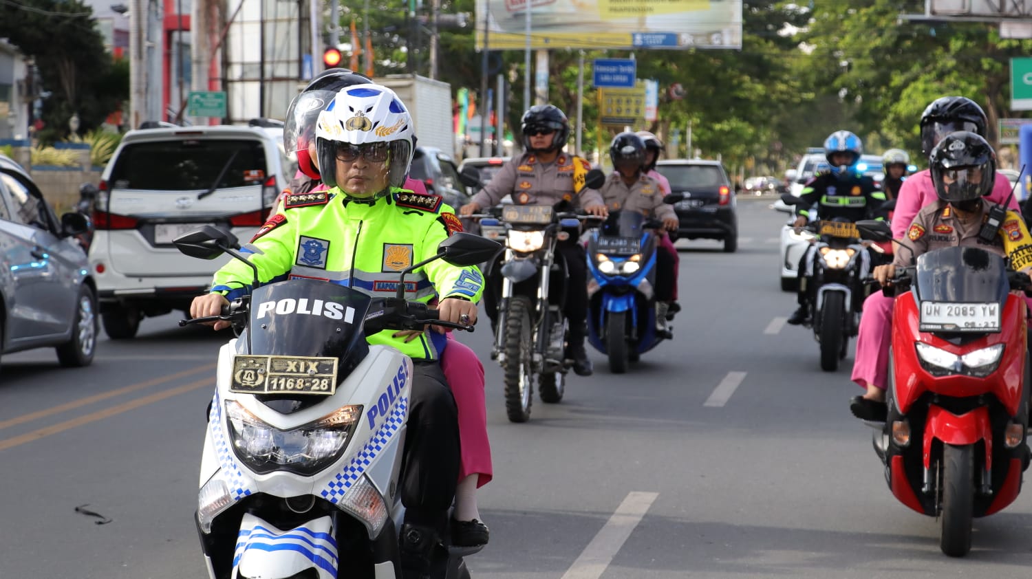 Mengendarai Motor, Kapolresta Palu bersama Ketua Bhayangkari Cabang Kota Palu Cek Pospam & Posyan Mengendarai Motor, Kapolresta Palu bersama Ketua Bhayangkari Cabang Kota Palu Cek Pospam & Posyan