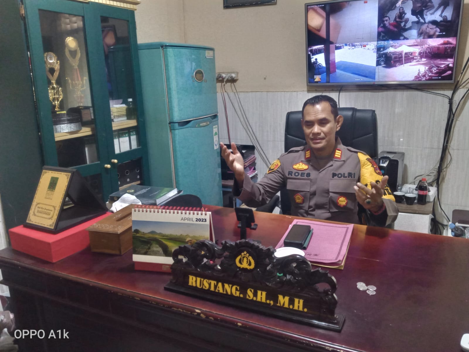 Kapolsek Palu Barat AKP Rustang, saat menjelaskan Pelaku Penikaman dikawasan Wisata Religi Jalan Sis Aljufri Ahad dikantornya. Rabu (19/4/2023)