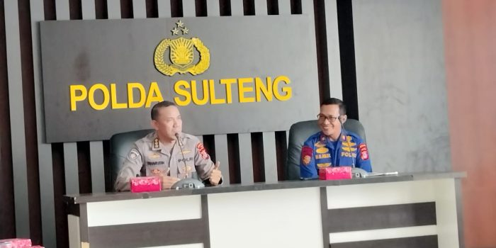 Ketua Panitia Turnamen Bulutangkis Kapolda Cup IV. Kombes Pol Taharudin dan seksi pertandingan, Kompol Nur Asjik. Rabu (24/5/2023)