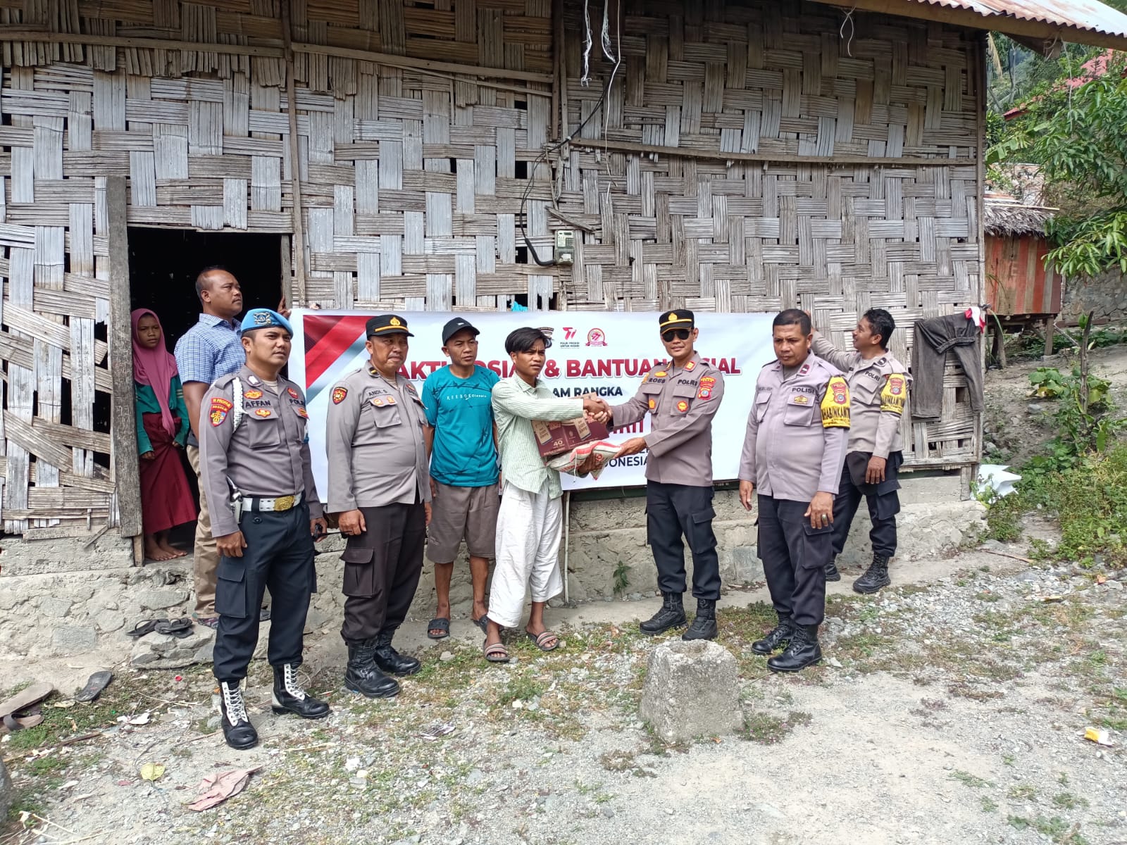 Polisi Sektor (Polsek) Palu Barat, Polresta Palu,dalam memeriahkan HUT Bhayangkara ke 77, Kapolsek Palu barat AKP Rustang bersama personelnya pada Senin, 12 Juni 2023, Pukul 10.00 wita, melaksanakan penyaluran bantuan sosial di Dusun Salena Kelurahan Buluri Kecamatan Ulujadi Kota Palu.