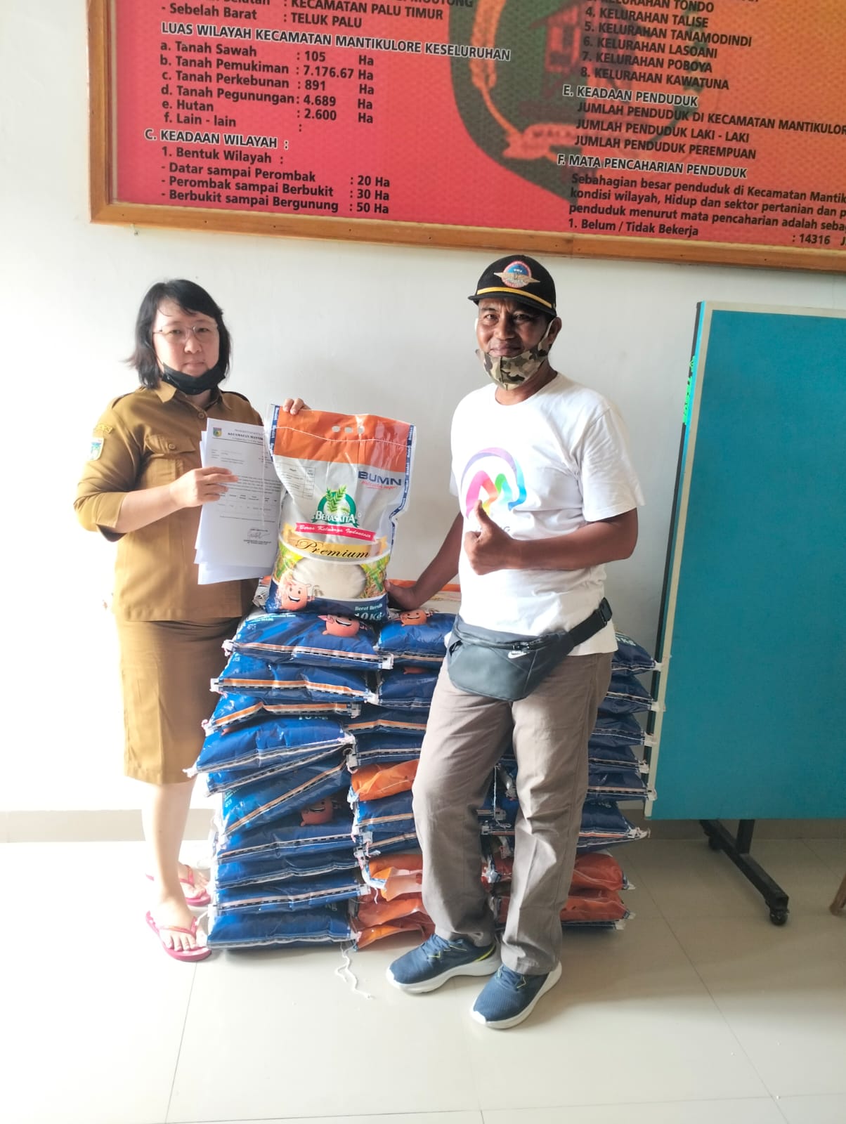 petugas distribusi Bidang Bisnis Bulog Sulteng
