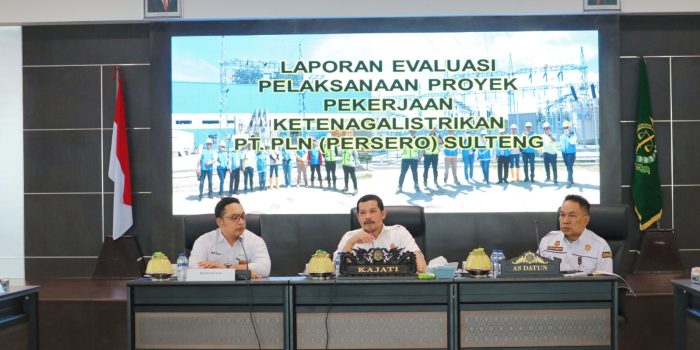 Kejati Sulteng Agus Salim, SH MH di kegiatan Laporan Evaluasi Pelaksanaan Proyek Pekerjaan Ketenagalistrikan PT PLN (Persero) Sulteng. Di Aula Kaili, Lantai 06 Kantor Kejaksaan Tinggi Sulawesi Tengah. Senin, (19/6/2023)