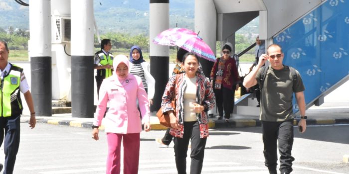 Kunjungan Ketua Pembina YKB, Ibu Yuliati Listyo Sigit Prabowo, di Sulteng.Rabu (12/7/2023). Foto : Humas Polda Sulteng