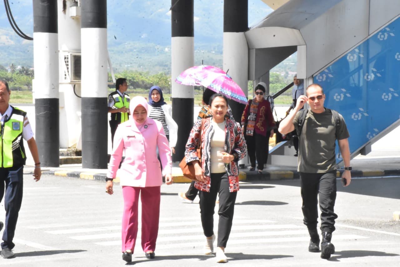 Kunjungan Ketua Pembina YKB, Ibu Yuliati Listyo Sigit Prabowo, di Sulteng.Rabu (12/7/2023). Foto : Humas Polda Sulteng