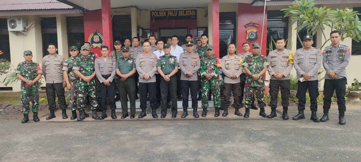 HUT Bhayangkara 77, Danramil 1306 / Palu Selatan Kapten Arm Lutfi Rachmad Pakilarang beserta jajaran mengunjungi Polsek Palu Selatan, Polresta Palu. disambut langsung oleh Kapolsek Palu Selatan AKP Velly SH didamping Waka Polsek Palu Selatan AKP Setiyarja, Kanit dan anggota Polsek palu selatan. Senin (3/7/2023)