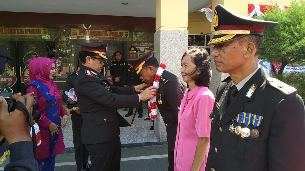 Kapolresta Palu , Kombes Pol. Barliansyah, melepas tiga anggota Polri di lingkungan Polresta Palu yang telah Purna Bhakti atau purna tugas (Pensiun). Tradisi Upacara Wisuda Purna Bhakti personil itu berlangsung di halaman Mapolresta Palu. Sabtu (01/7/2023). Foto : Humas Polresta Palu