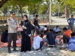 Pelaksanaan pembagian hewan qurban di Polsek palu Timur. Kapolsek saat memberikan hewan qurban ke warga. Kamis, 29/6/2023. Foto : Humas Polsek Palu Timur, Polresta Palu