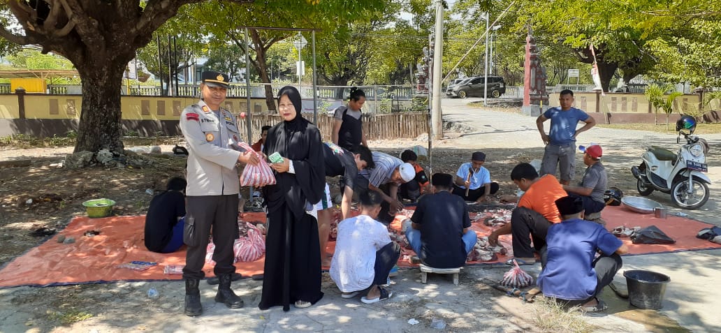 Pelaksanaan pembagian hewan qurban di Polsek palu Timur. Kapolsek saat memberikan hewan qurban ke warga. Kamis, 29/6/2023. Foto : Humas Polsek Palu Timur, Polresta Palu