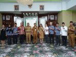Bupati Depri Pontoh foto bersama