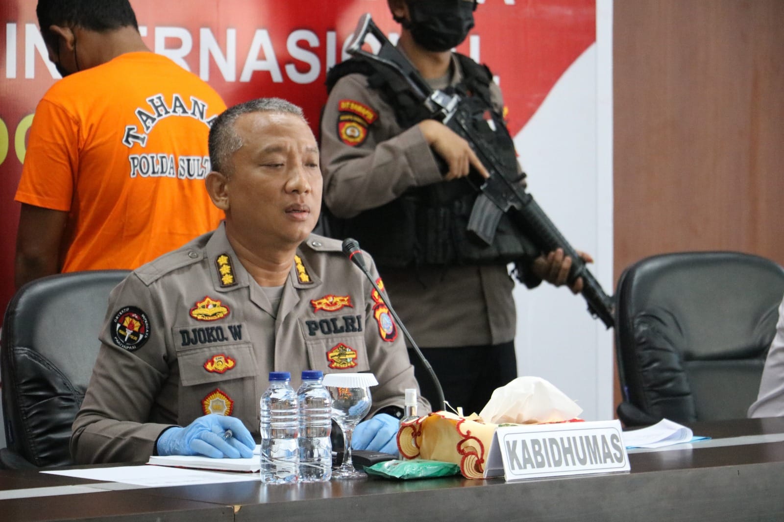 Polda limpahkan TPPA Polda Sulawesi Tengah melimpahkan berkas perkara atas 8 tersangka Tindak Pidana Persetubuhan Anak (TPPA) ke Kejaksaan Negeri Kabupaten Parigi Moutong. Foto : Humas Polda Sulteng