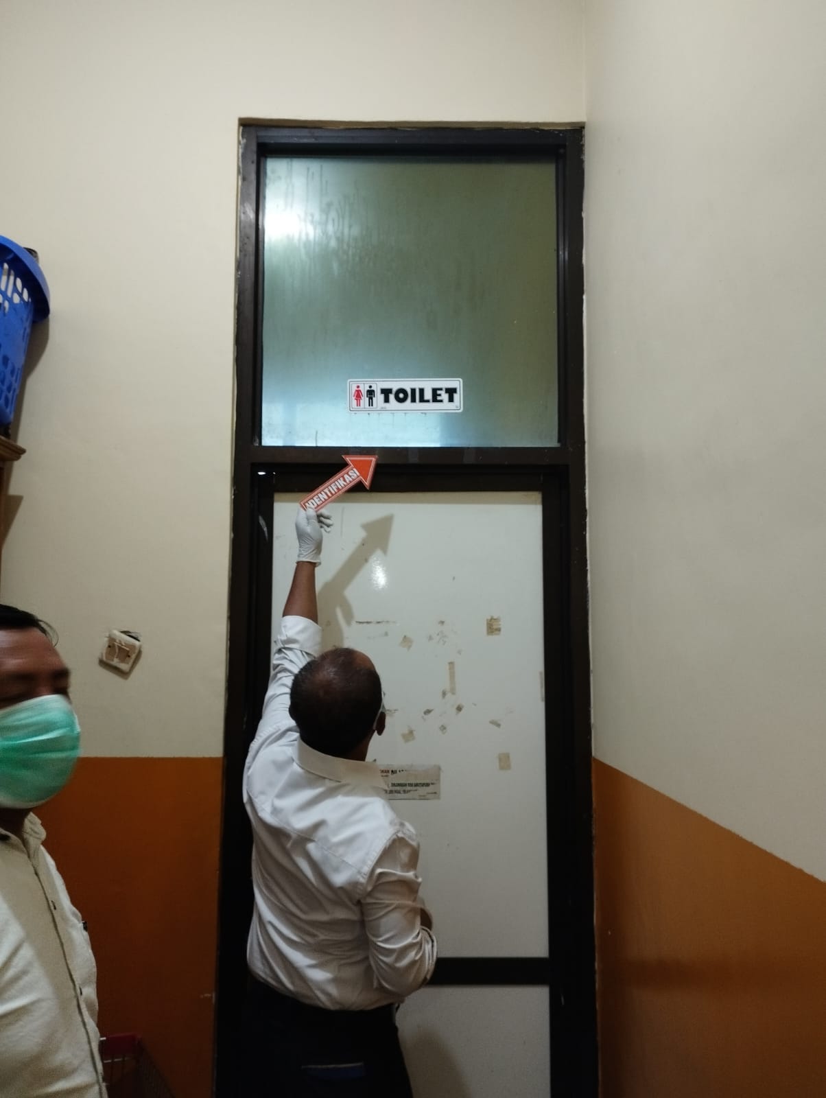 Satuan Reserse Kriminal (Reskrim) Polresta Kota Palu saat melakukan olah TKP penemuan Bayi di Rumah Sakit Umum Daerah (RSUD) Anutapura Palu, Kota Palu, Sulawesi Tengah.