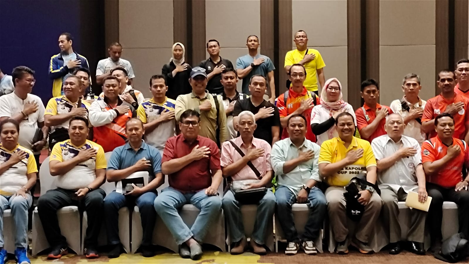 laga pertama tim bola voli Putri Sulteng akan menghadapi tim putri Papua, di babak 16 besar wilayah timur kejuaraan bola voli Kapolri Cup 2023