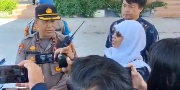 Situasi pengawalan pengamanan eksekusi stasiun pengisian bahan bakar umum (SPBU) di jalan Dewi Sartika, Kota Palu, Sulawesi Tengah, Kamis (3/8/2023) pagi.