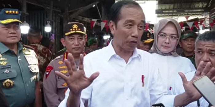 Presiden Joko Widodo saat mengunjungi Pasar Masomba Kota Palu. Foto: Inst RN