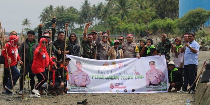 HUT Kemerdekaan RI ke 78, Polsek Palu Utara Tanam 500 Mangrove. Foto : Humas Polsek Palu Utara, Polresta Palu