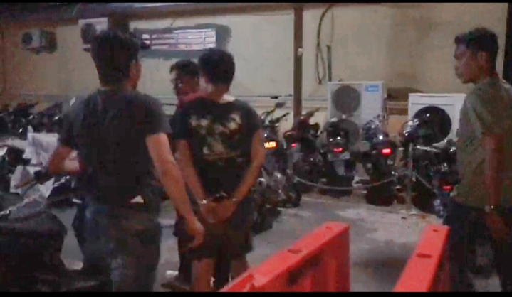 Dua pelaku jambret inisial DA (27) dan SD,(23) digiring Tim Jatanras, Polresta Palu. Foto : Humas Polresta Palu