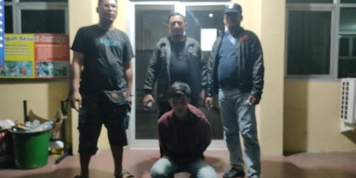 AH (20), Seorang Pelaku penikaman di pasar Inpres manonda palu, ditangkap polsek Palu Barat. Foto : Humas Polsek Palu Barat, Polresta Palu