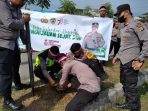60 bibit pohon ditanam personel Polsek Palu Selatan di giat penanaman pohon serentak dengan tema "Lestarikan Negeri, Penghijauan Sejak Dini. " Foto : Humas Polsek Palu Selatan