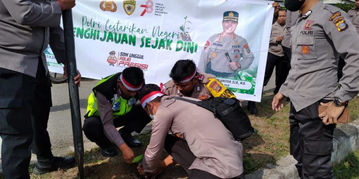 60 bibit pohon ditanam personel Polsek Palu Selatan di giat penanaman pohon serentak dengan tema "Lestarikan Negeri, Penghijauan Sejak Dini. " Foto : Humas Polsek Palu Selatan