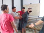 Seorang pelaku kejahatan pencuri special modus pengintai transaksi keuangan nasabah bank berhasil ditangkap Polisi. Tersangka IKS (38). Foto : Humas Polsek Palu Barat, Polresta Palu