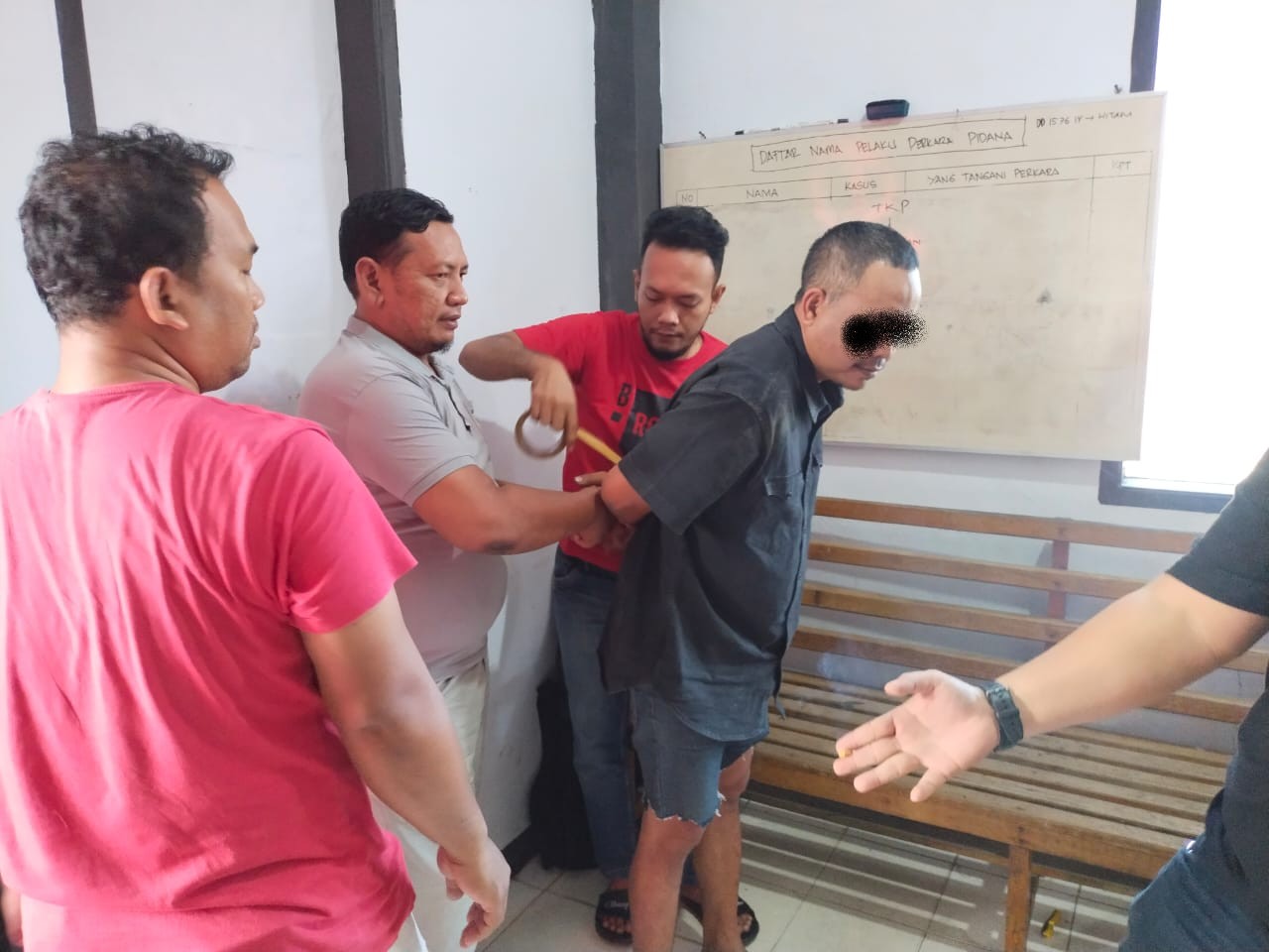 Seorang pelaku kejahatan pencuri special modus pengintai transaksi keuangan nasabah bank berhasil ditangkap Polisi. Tersangka IKS (38). Foto : Humas Polsek Palu Barat, Polresta Palu