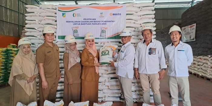 Perum Bulog Sulteng menyalurkan bantuan pangan tahap dua sebanyak 7.000 ton beras untuk 3 bulan Alokasi, September, Oktober dan November. Foto : Humas Bulog Sulteng