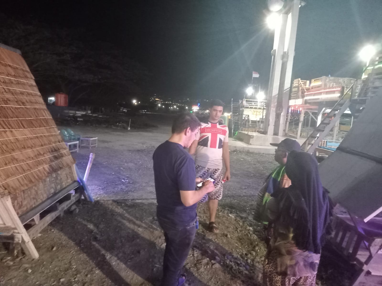 Anggota Satreskrim Polresta Palu Pantau Situasi Pantai talise, Tindak Lanjuti Indikasi Aksi Preman dan Juru Parkir liar. Foto : Satreskrim Polresta Palu