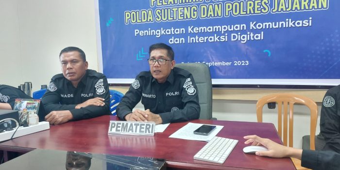 Bidang Hubungan Masyarakat (Bidhumas) melaksanakan pelatihan fungsi humas dengan tema “ Peningkatan Kemampuan Komunikasi dan Interaksi Digital, ” secara virtual. Foto : Humas Polda Sulteng