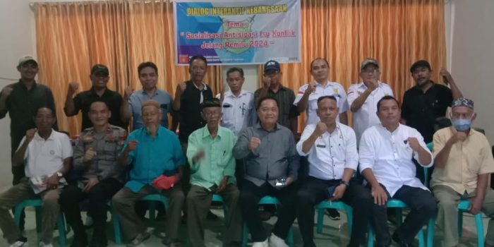 Warga bersama Narasumber berfoto bersama, dalam dialog kebangsaan "Antisipasi Isu Konflik Jelang Pemilu 2024" Foto: Ist. RN