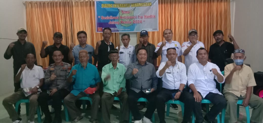 Warga bersama Narasumber berfoto bersama, dalam dialog kebangsaan "Antisipasi Isu Konflik Jelang Pemilu 2024" Foto: Ist. RN