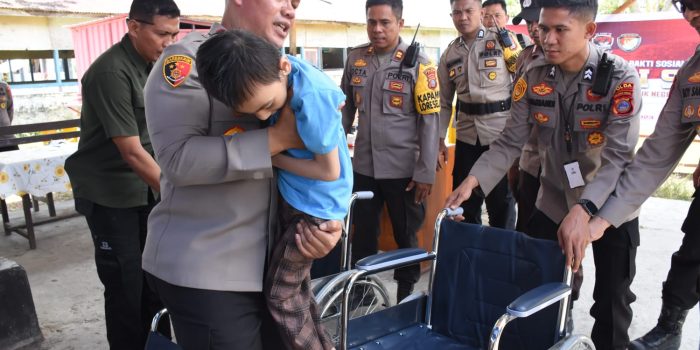 Baksos AKABRI-91, Kapolda Serahkan Sembako dan Kursi Roda Kecamatan Lore Selatan Kabupaten Poso. Foto : Humas Polda Sulteng