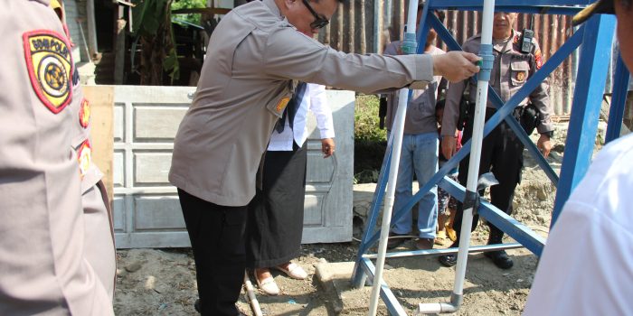 Kapolresta Palu, Kombes Pol Barliansyah, SIK, MH, memberikan bantuan masyarakat Kelurahan Palupi, Kecamatan Tatanga, Kota Palu, berupa sumur bor dan pompa air. Foto : Humas Polresta Palu