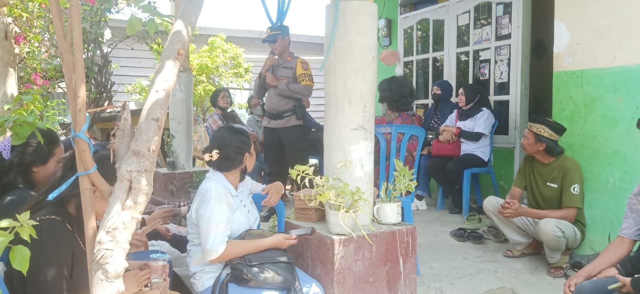 taziah Kapolsek Palu Barat, ikut melayat bersama Tokoh Masyarakat, Tokoh Adat, Lurah Donggala Kodi ke kediaman korban. Foto : Humas Polsek Palu Barat, Polresta Palu