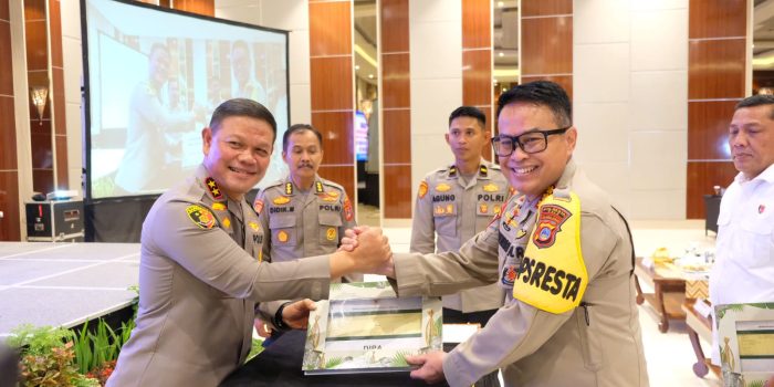 Kapolda Sulteng Irjen Agus Nugroho, saat menyerahkan Daftar Isian Pelaksanaan Anggaran (DIPA) Tahun 2024. Foto Dok : Humas Polda Sulteng