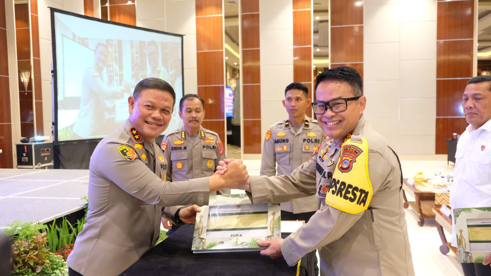 Kapolda Sulteng Irjen Agus Nugroho, saat menyerahkan Daftar Isian Pelaksanaan Anggaran (DIPA) Tahun 2024. Foto Dok : Humas Polda Sulteng